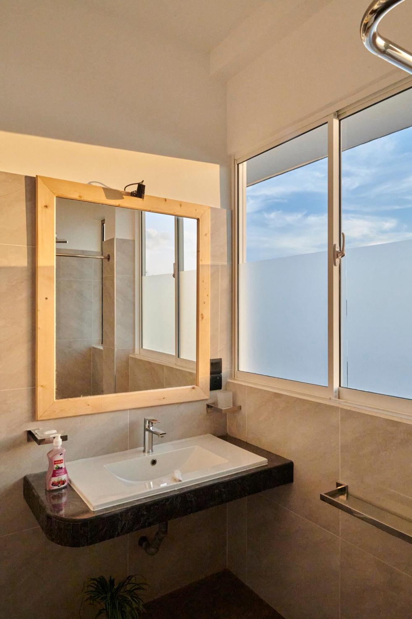 Kings Bay Beach Resort Galle Bagian luar foto