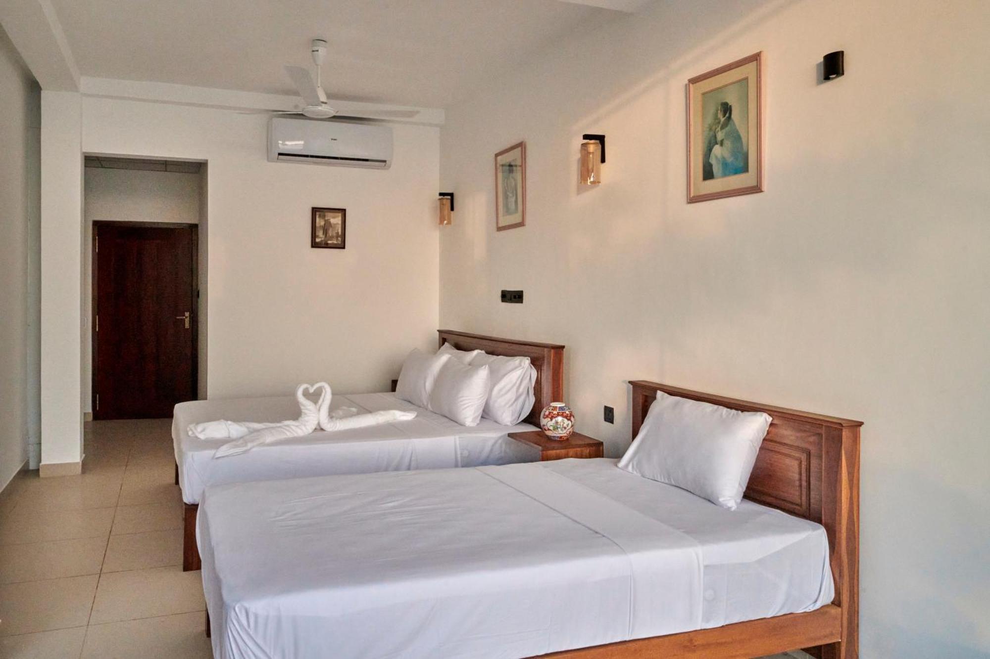 Kings Bay Beach Resort Galle Bagian luar foto